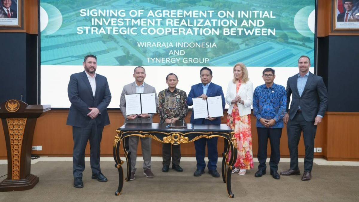 The signers hold up the agreement in Jakarta, with Minister of Industry Muhammad Sarmuji third from left